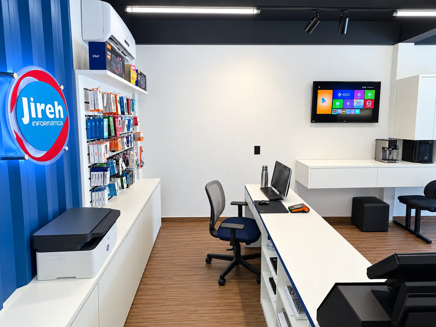 Área interna da Jireh Informática com equipamentos e acessórios