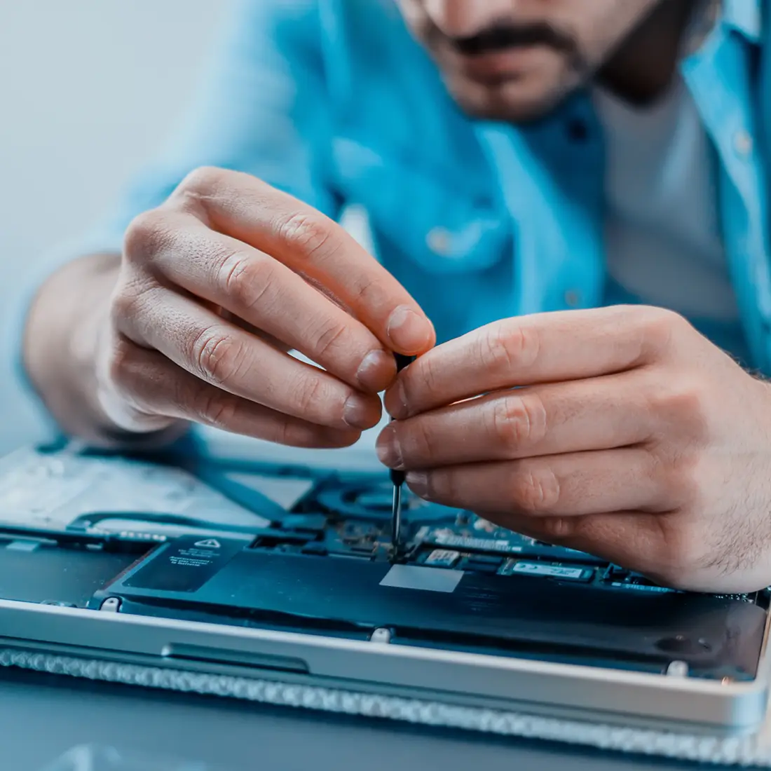 Profissional avaliando notebook na Jireh Informática